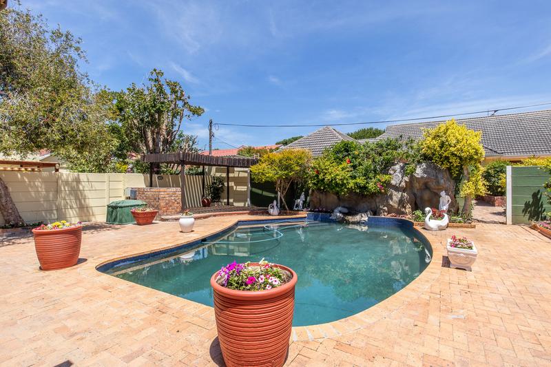 5 Bedroom Property for Sale in Bergvliet Western Cape